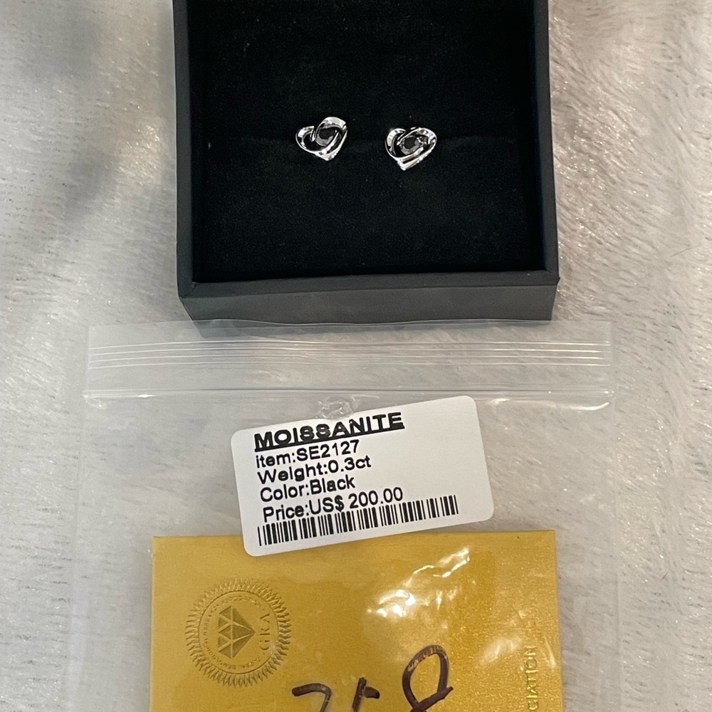 Heart shaped with black Moissanite 0.3ct earrings - Picture 3 of 3